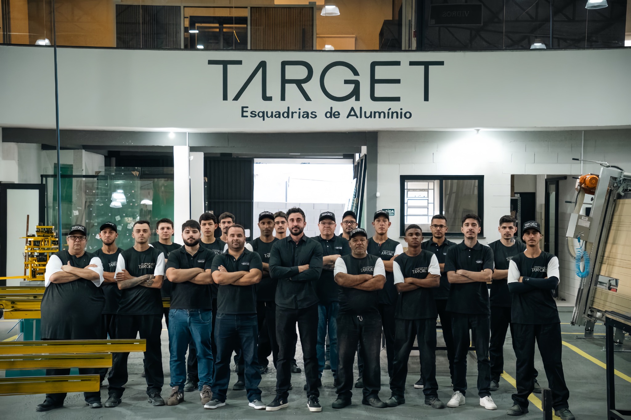 Equipe completa da Target Esquadrias reunida na fábrica